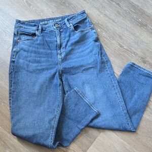 American Eagle Medium Wash Mom Jeans Size 8